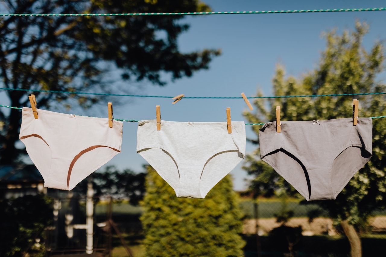 Underkläder som torkar på en tvättlina